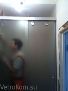 Матовая стеклянная перегородка с раздвижной дверью